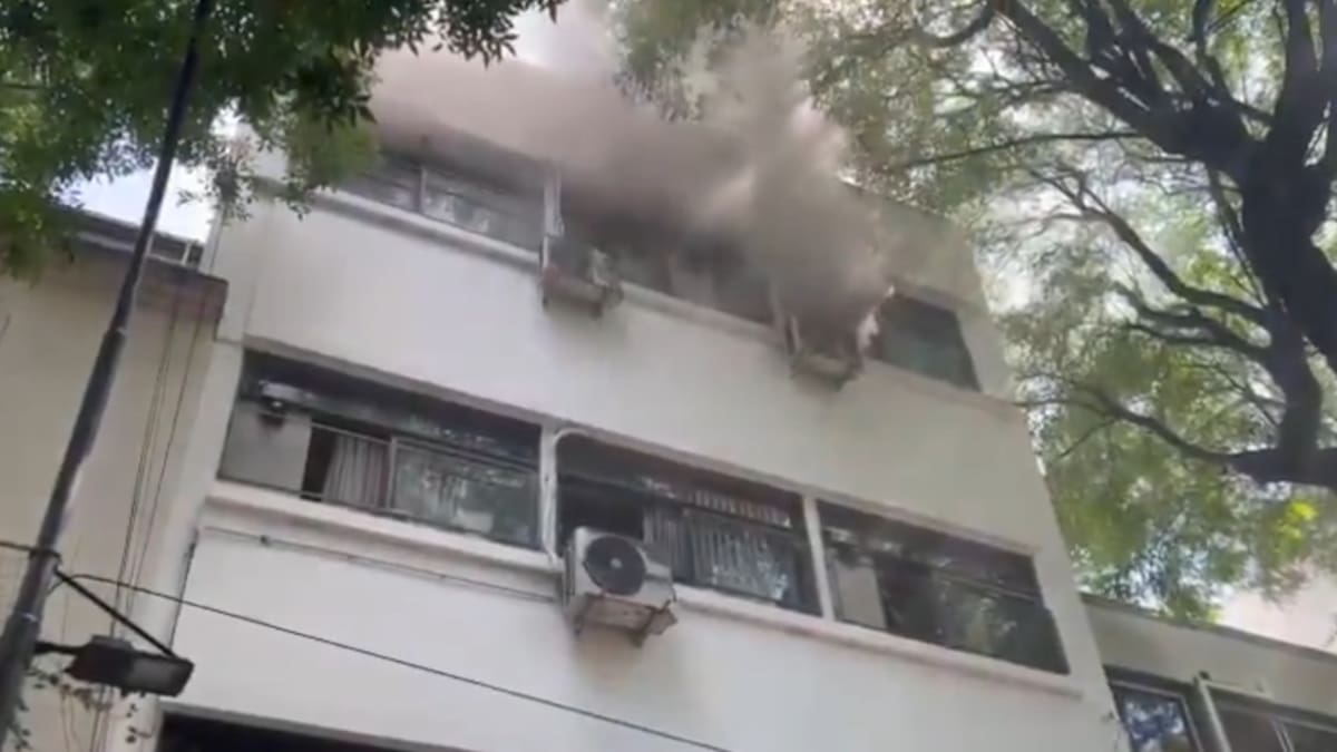Voraz incendio en un colegio en Caballito: evacuaron a decenas de estudiantes