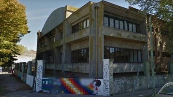 Brutal ataque en Necochea: una docente reprobó a una alumna y los familiares la patearon en el piso