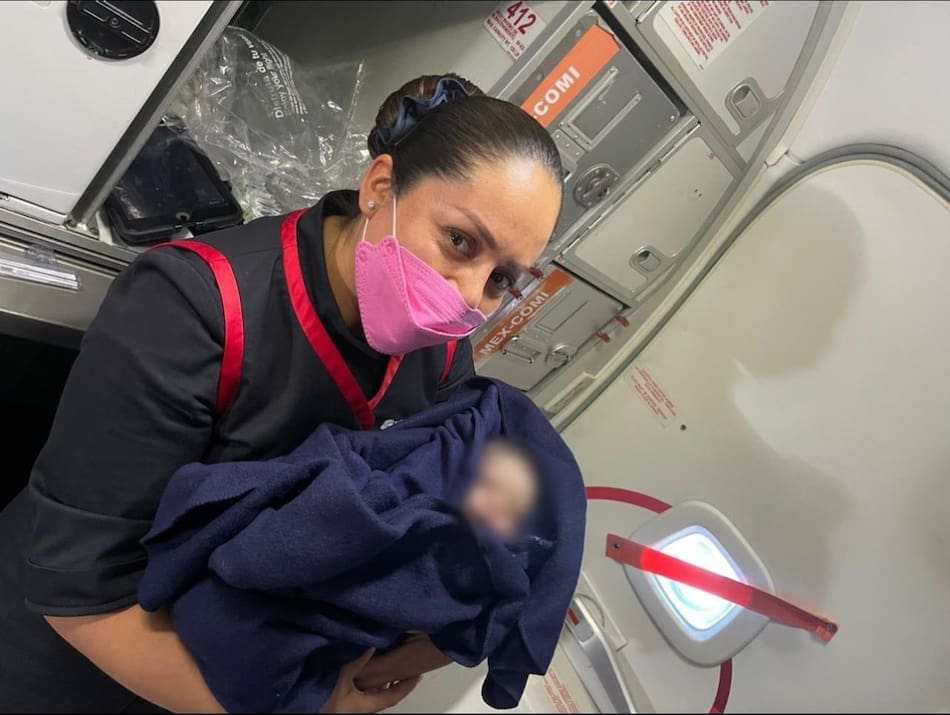 El bebé que nació durante un vuelo aéreo en México. Foto: X @JCarlos_Valerio.