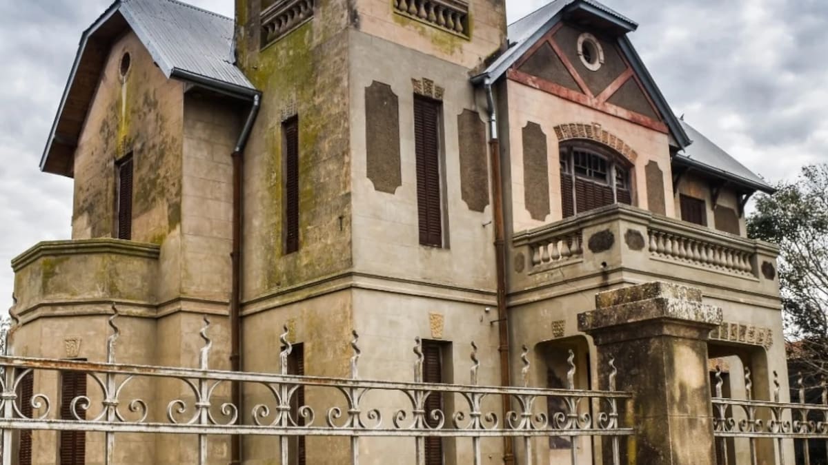 El pueblo masón en Argentina: tiene 2000 habitantes y sus casas están cargadas de simbología y secretos