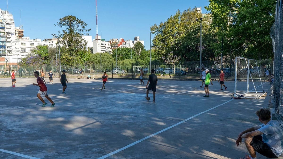 El barrio más futbolero de CABA no es La Boca ni Núñez: tiene 57 canchas y una historia que explica por qué lidera el ranking