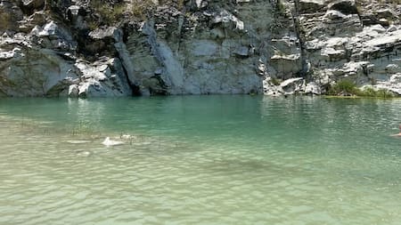 Un paraíso inesperado en Córdoba: el sendero que conduce a la laguna más turquesa e hipnótica de la provincia
