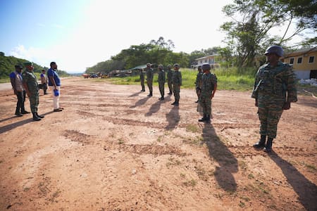 Irfaan Ali junto a soldados de la Fuerza de Defensa de Guyana. Foto: EFE/ Presidencia de Guyana