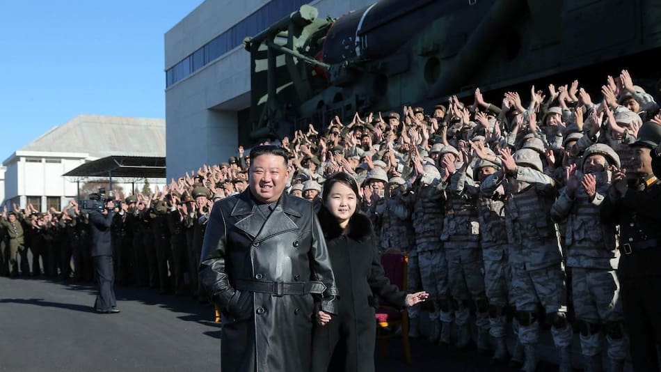 Kim Jong-un y su hija durante un acto. Foto: Reuters.
