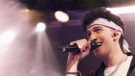 Iannis Biblos, el concursante argentino que pelea su lugar en la boy band del reality "Santos Bravos".