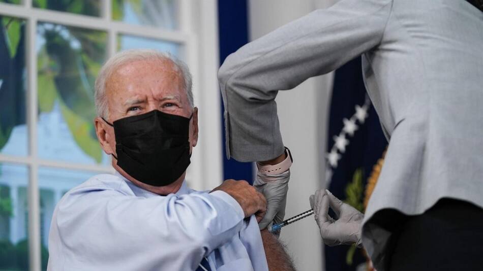 Joe Biden recibió la tercera dosis de Pfizer. EFE.
