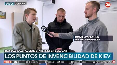 Bryan Mayers, corresponsal de Ucrania, junto a Roman Tkachuk y su traductor, Olexi.