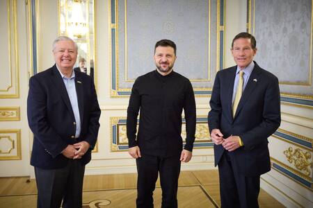 Los senadores estadounidenses Lindsey Graham y Richard en París junto a Volodimir Zelenski. Foto: Reuters/Servicio de prensa presidencial de Ucrania