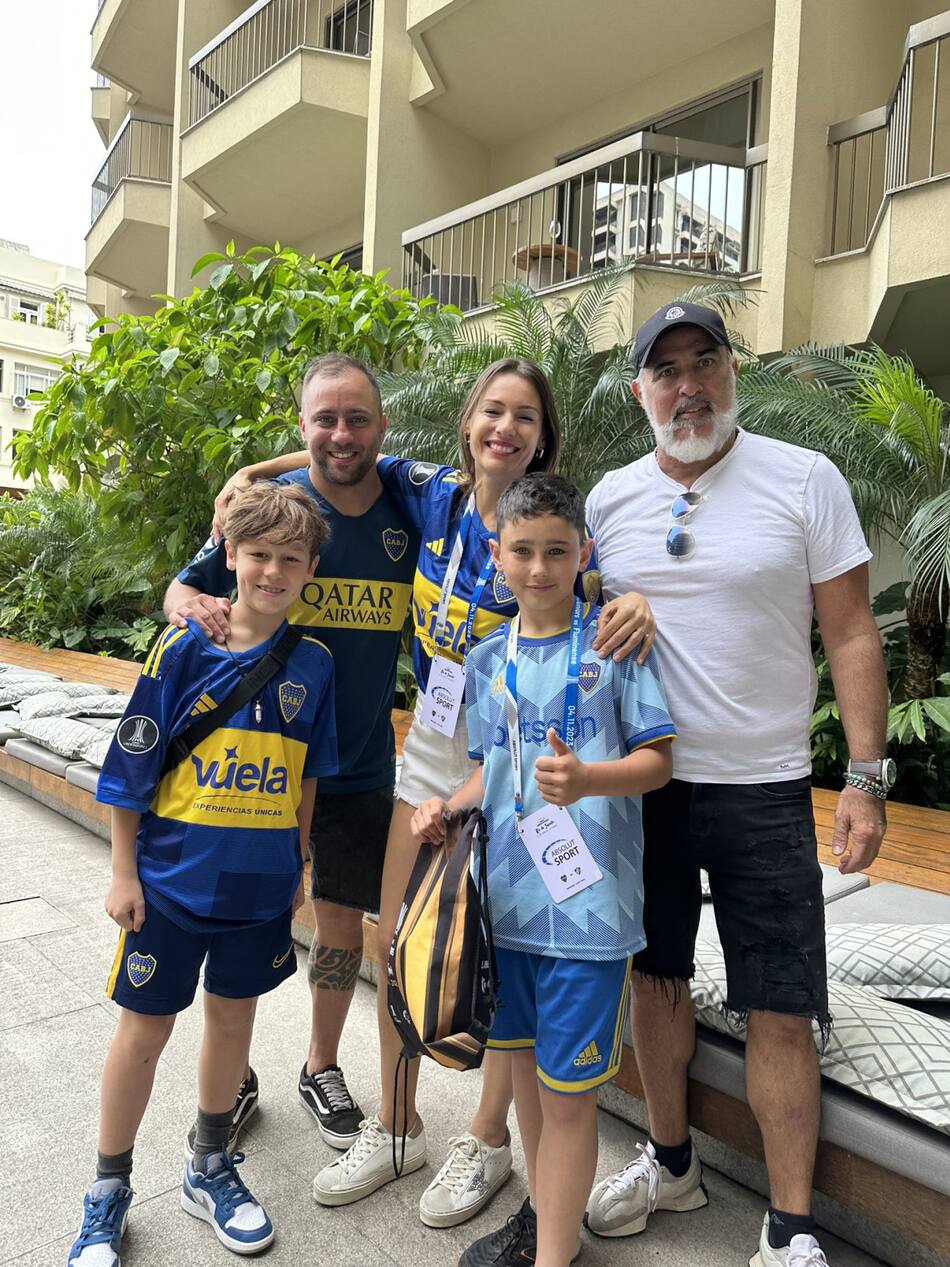 Pampita le regaló entradas para el partido de Boca a un niño. Foto: Twitter.