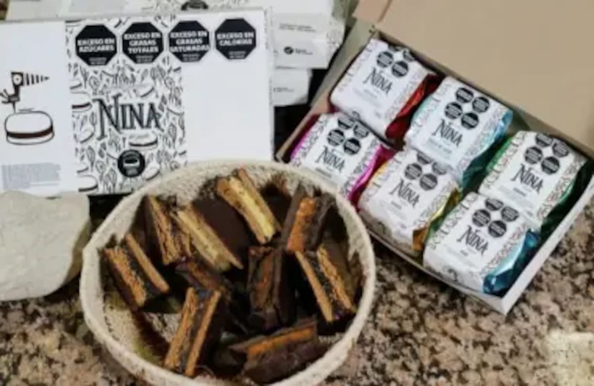 Mate tradicional con yerba y alfajores artesanales sobre una mesa de madera, representando los sabores típicos de la gastronomía argentina.