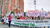 "Tetazo" en la Catedral de La Plata para pedir separación de Iglesia del Estado