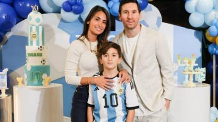 Antonela Roccuzzo junto a Thiago y Lionel Messi. Foto: Instagram/AntonelaRoccuzzo