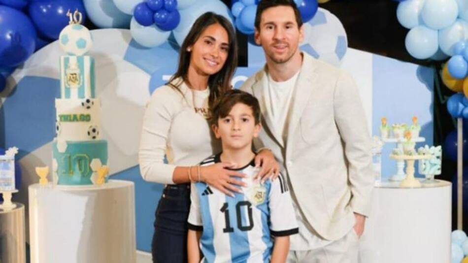 Antonela Roccuzzo junto a Thiago y Lionel Messi. Foto: Instagram/AntonelaRoccuzzo