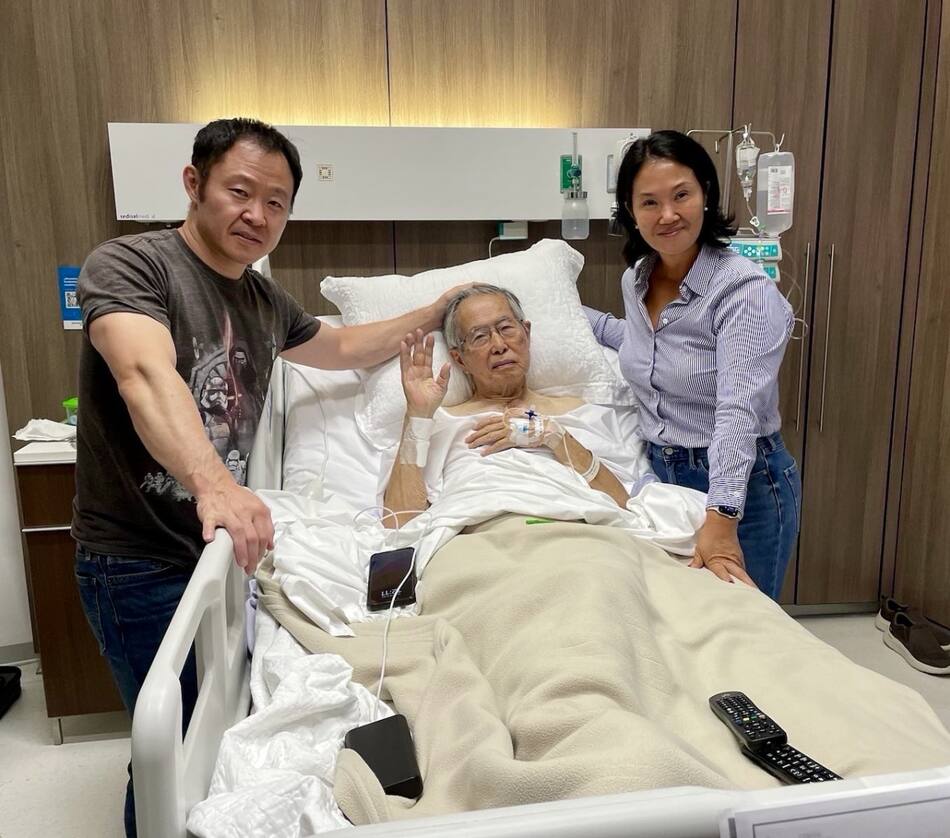 Alberto Fujimori internado, acompañado de sus hijos Keiko y Kenji. Foto: X @Keikofujimori.
