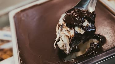 La icónica heladería que compite con las grandes cadenas por su exquisito Pino Pingüino: qué tiene este sabor original