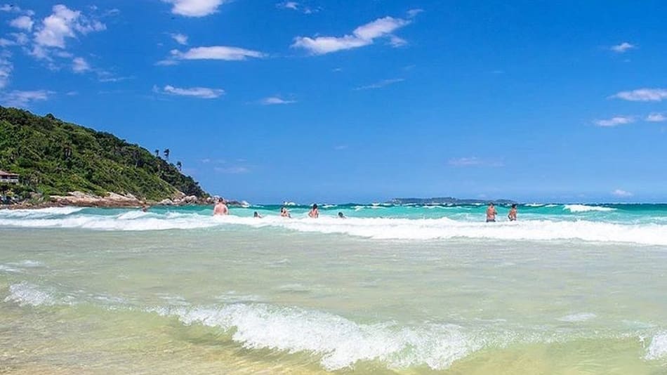 Praia de Quatro Ilhas, Brasil. Foto Instagram @bombinhasoficial