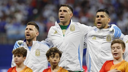 Lionel Messi, Dibu Martínez y Cuti Romero. Foto: EFE.