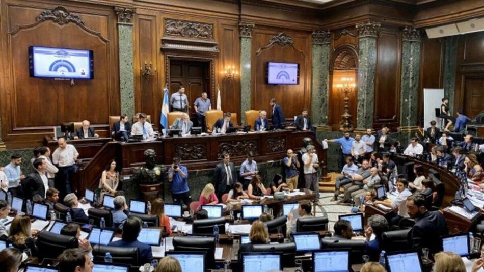 Aprueban el presupuesto porteño con fuertes recortes y suba de impuestos