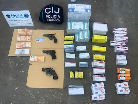 Las armas y los medicamentos incautadas al psiquiatra de Belgrano. Foto: Policía de la Ciudad.