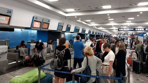 El Gobierno denunció a los sindicalistas que realizaron el paro en Aeroparque por "el secuestro de pasajeros"