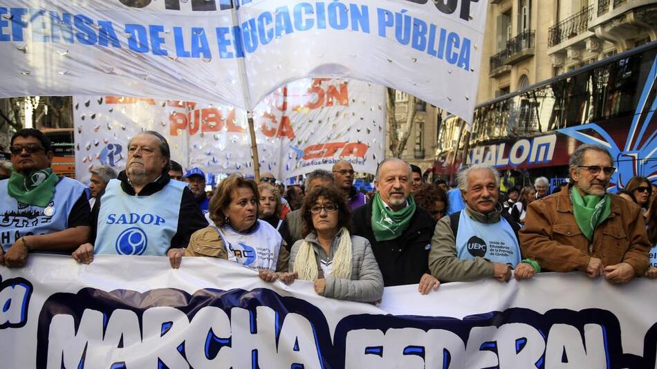 Marchas federal educativa en Plaza de Mayo, docentes, NA