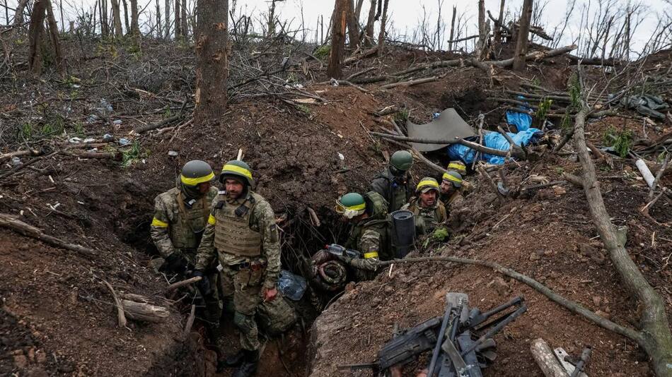 Soldados ucranianos en Bajmut. Foto: Reuters.