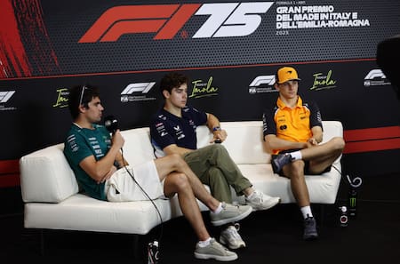 Franco Colapinto en rueda de prensa con Oscar Piastri y Lance Stroll. Foto: REUTERS/Jakub Porzycki.