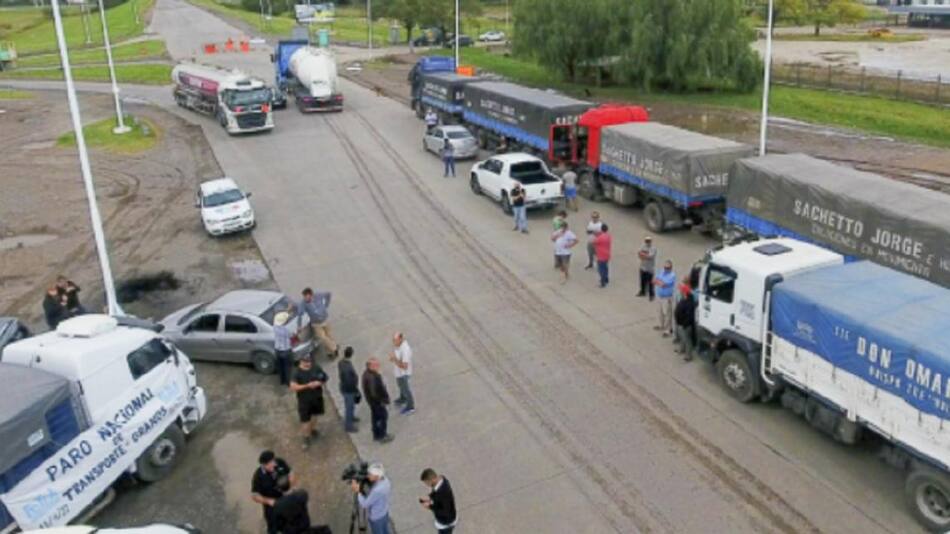 Continúan en paro los transportistas de granos