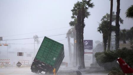 Huracán Harvey tocó Texas, bajó de intensidad pero dejó lluvias "con peligro mortal"