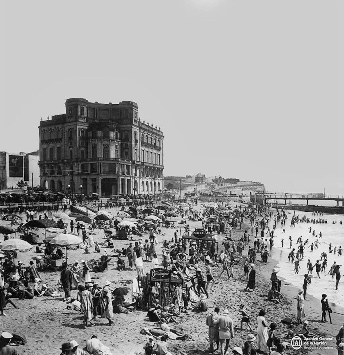 Verano en la playa Popular, década del
