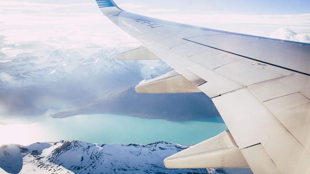 Viajar en avión. Foto: Unsplash