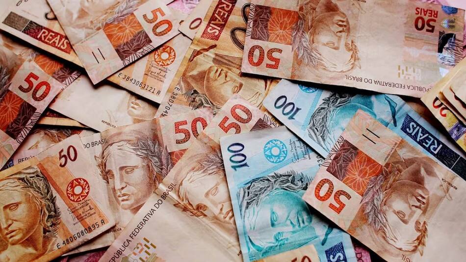 Billetes; reales; moneda de Brasil. Foto: Freepik.