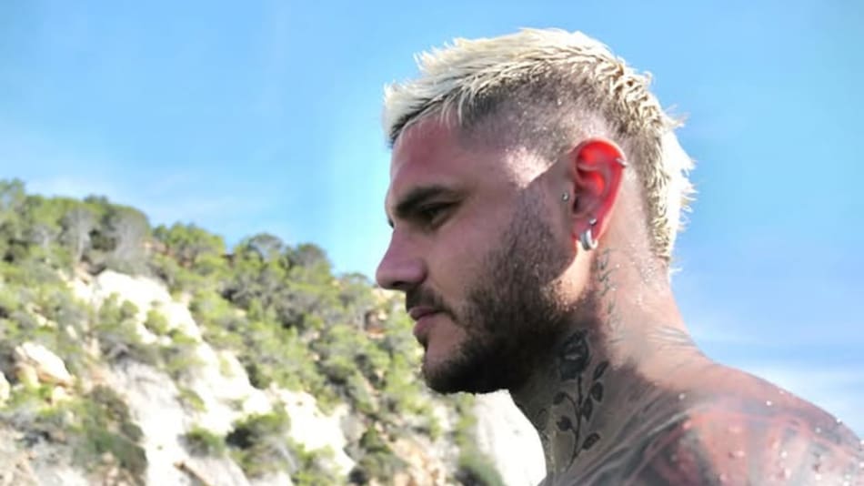 Mauro Icardi se cansó de los haters y compartió una foto con poca ropa en Instagram.