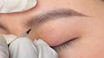 Cejas definidas y naturales: qué es el hairstroke, la técnica que se impone en 2026 y reemplaza al microblading