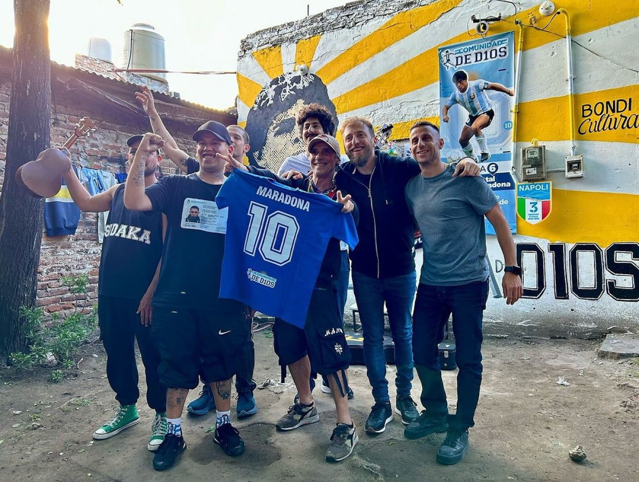 Visita de Manu Chao a la casa de Diego Maradona en Villa Fiorito. Foto: Instagram.