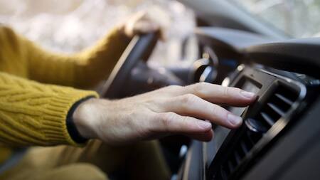 El aire acondicionado puede gastar mucho combustible. Foto: Freepik.