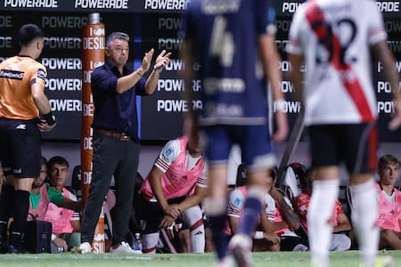 Marcelo Gallardo en el banco de River.