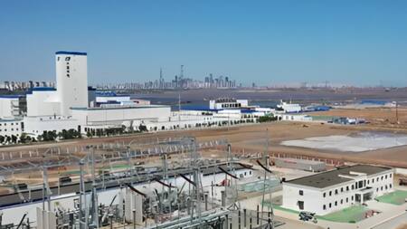 Es la primera planta que combina paneles solares y turbinas eólicas. Foto: captura de pantalla.