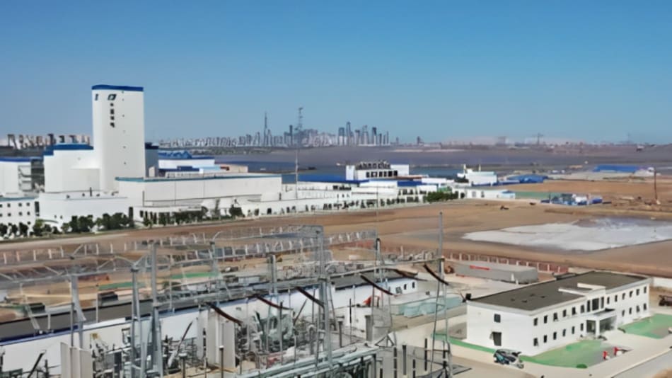 Es la primera planta que combina paneles solares y turbinas eólicas. Foto: captura de pantalla.