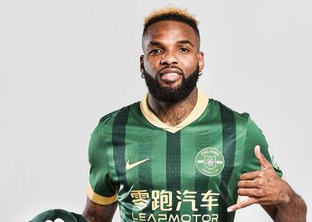 Aaron Boupendza murió tras caer de un piso 11 en China. Foto: Instagram @salem.aaron