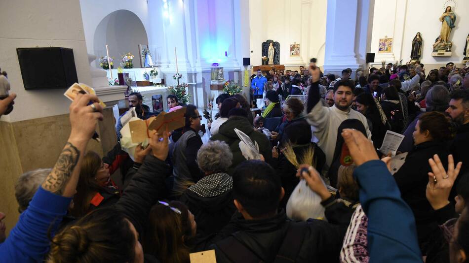Fieles en la iglesia de San Cayetano. Foto: Télam.