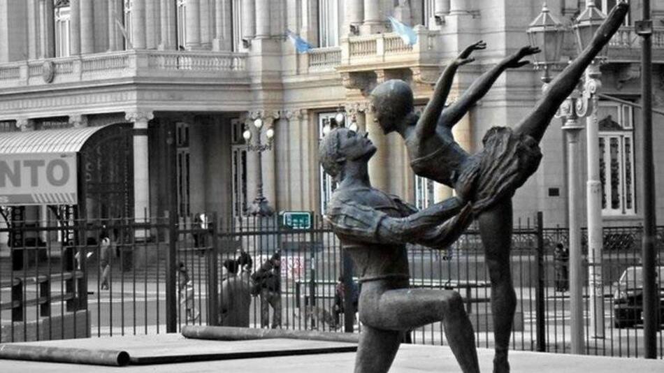 Estatua homenaje a los bailarines del Teatro Colón