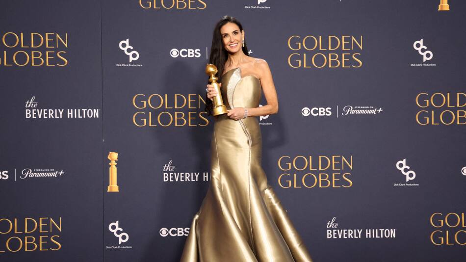 Demi Moore posa con el premio a la Mejor Interpretación Femenina por la película "La sustancia". Foto: Reuters.