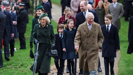 El rey Carlos III y la reina Camila, junto a los príncipes de Gales, Guillermo y Catalina, y sus tres hijos. Foto: Reuters.