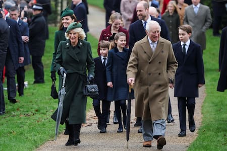 El rey Carlos III y la reina Camila, junto a los príncipes de Gales, Guillermo y Catalina, y sus tres hijos. Foto: Reuters.