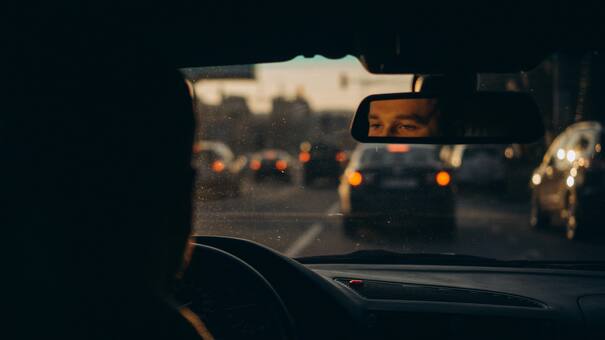 Un botón oculto en el retrovisor del auto puede salvarte la vida al manejar de noche: ¿lo conocías?