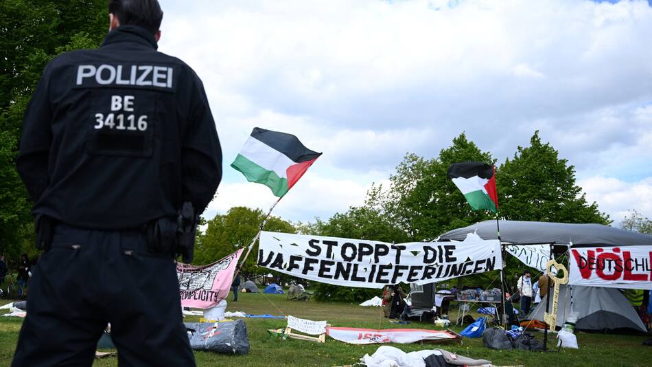 Campamento propalestino frente al Parlamento alemán. Foto: REUTERS.