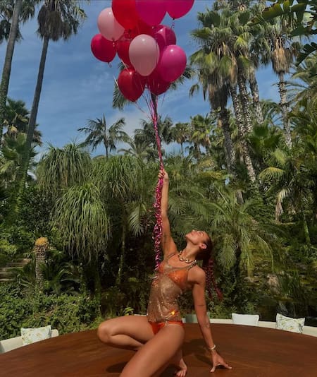 Dua Lipa lució su microbikini naranja. Foto: Instagram.