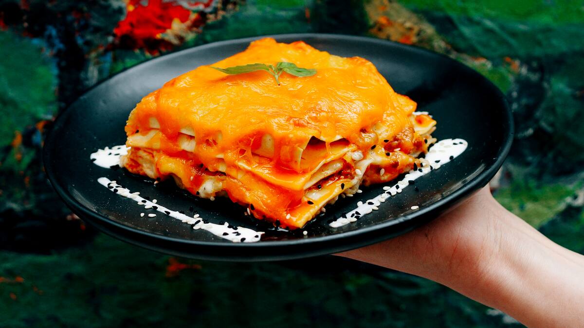 Perfecta para comer verduras en invierno: la receta para una lasaña de calabaza exquisita sin masa y con salsa de tomate