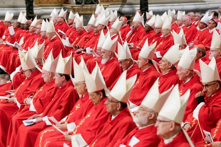 Los cardenales electores que votarán al nuevo Papa en el próximo cónclave. Foto: Reuters/Remo Casilli.